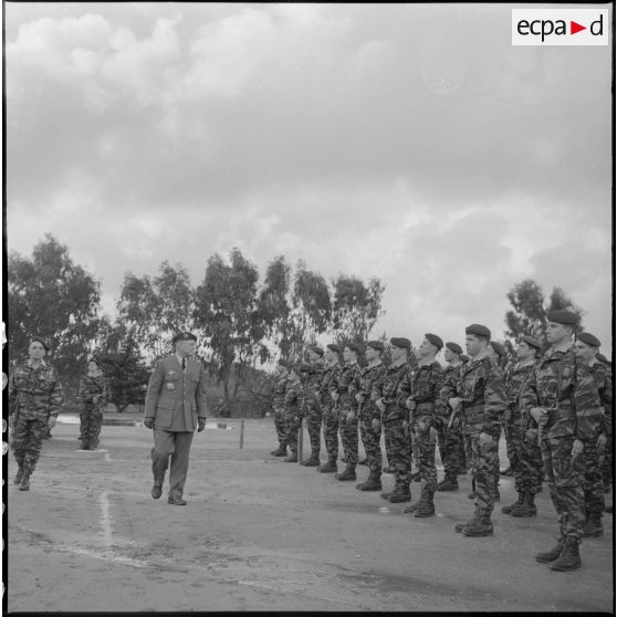 Beni-Messous. Camp Basset. Revue des troupes par le général Gracieux et le commandant Forhan.