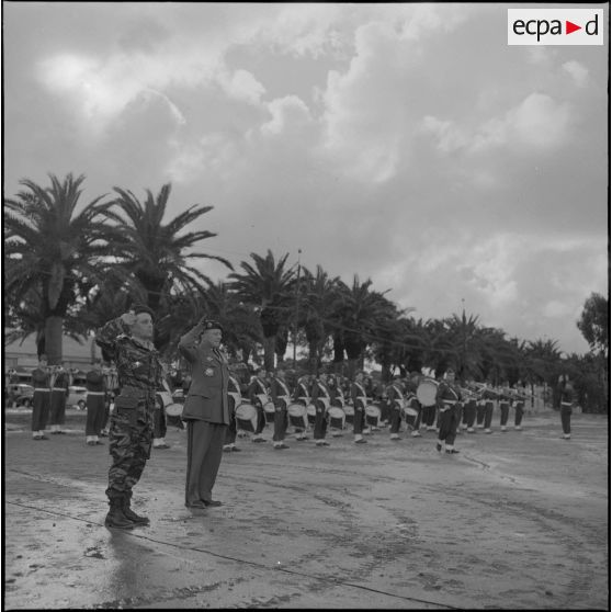 Beni-Messous. Camp Basset. Le général Gracieux et le commandant Forhan devant la musique du 9e régiment de zouave.