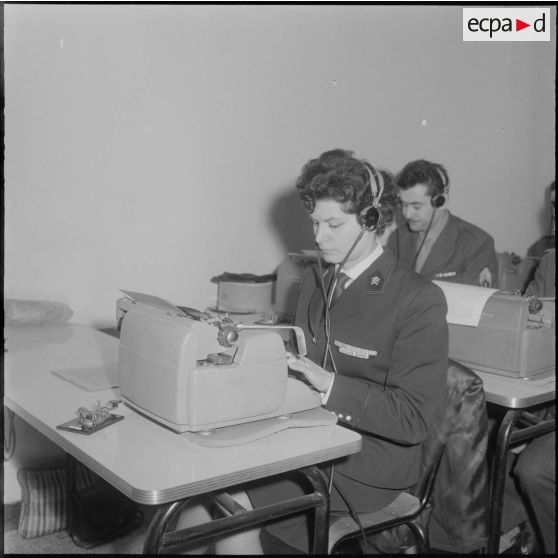 Air de France. Ecole militaire annexe des Transmissions d'Afrique du Nord (EMAT/AFN). Salle de cours de lecture au son.