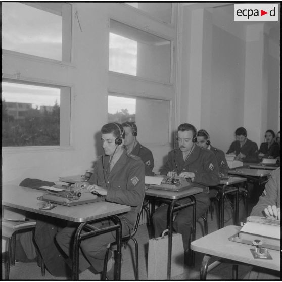 Air de France. Ecole militaire annexe des Transmissions d'Afrique du Nord (EMAT/AFN). Salle de cours de lecture au son.
