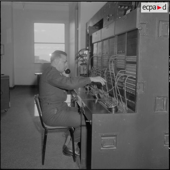 Air de France. Ecole militaire annexe des Transmissions d'Afrique du Nord (EMAT/AFN). Un opérateur au central téléphonique.