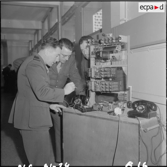 Air de France. Ecole militaire annexe des Transmissions d'Afrique du Nord (EMAT/AFN). Cours de dépannage sur maquette représentant le fonctionnement d'un central téléphonique autonome.