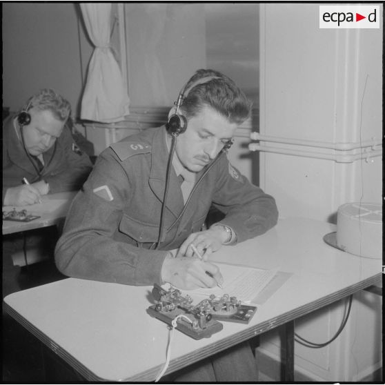 Air de France. Ecole militaire annexe des Transmissions d'Afrique du Nord (EMAT/AFN). Salle de cours de lecture au son.