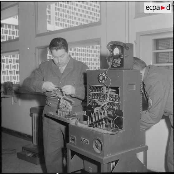 Air de France. Ecole militaire annexe des Transmissions d'Afrique du Nord (EMAT/AFN). Dépannage d'un central téléphonique.