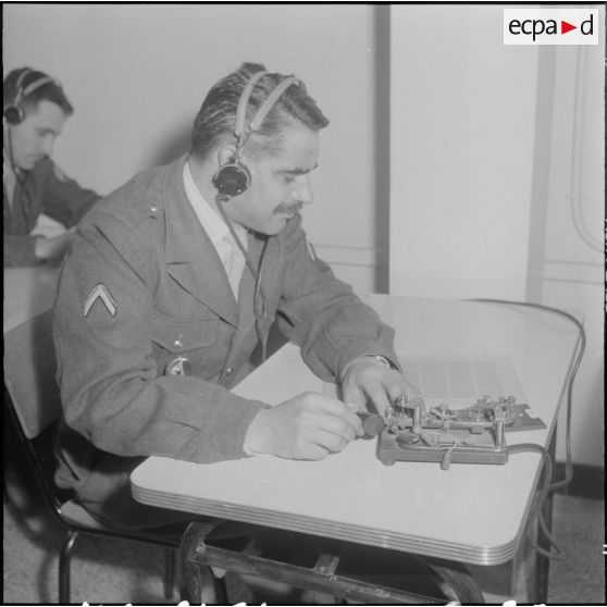 Air de France. Ecole militaire annexe des Transmissions d'Afrique du Nord (EMAT/AFN). Entraînement à la manipulation.