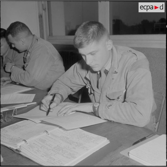 Air de France. Ecole militaire annexe des Transmissions d'Afrique du Nord (EMAT/AFN). Salle d'étude.