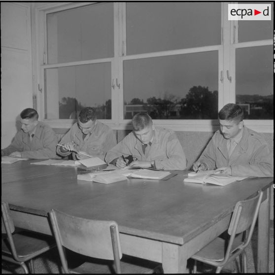 Air de France. Ecole militaire annexe des Transmissions d'Afrique du Nord (EMAT/AFN). Salle d'étude.