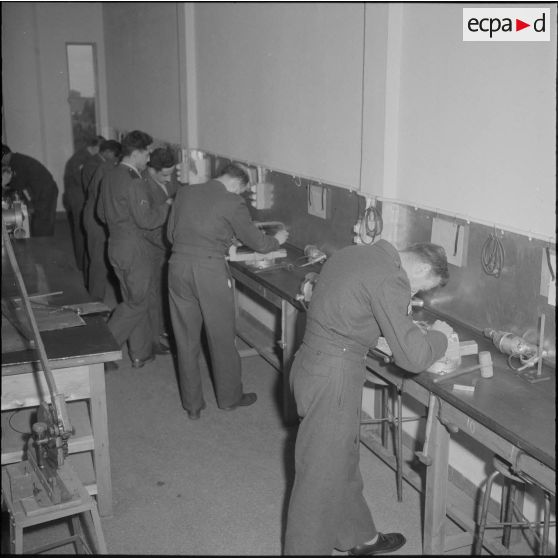 Air de France. Ecole militaire annexe des Transmissions d'Afrique du Nord (EMAT/AFN). Atelier d'ajustage.