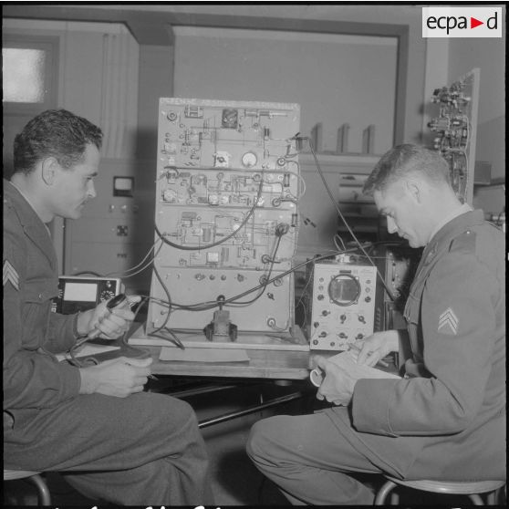 Air de France. Ecole militaire annexe des Transmissions d'Afrique du Nord (EMAT/AFN). Cours de dépannage radio.