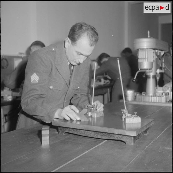 Air de France. Ecole militaire annexe des Transmissions d'Afrique du Nord (EMAT/AFN). Atelier d'ajustage.