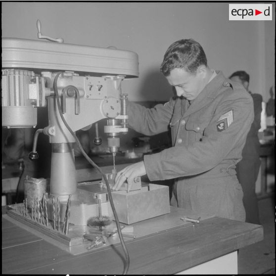 Air de France. Ecole militaire annexe des Transmissions d'Afrique du Nord (EMAT/AFN). Un élève dans l'atelier d'ajustage.