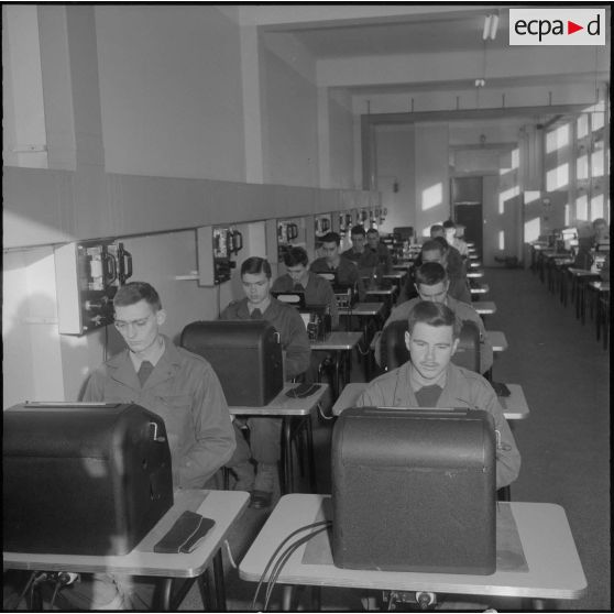 Air de France. Ecole militaire annexe des Transmissions d'Afrique du Nord (EMAT/AFN). Cours de frappe sur téléimprimeur.