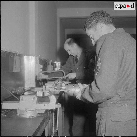 Air de France. Ecole militaire annexe des Transmissions d'Afrique du Nord (EMAT/AFN). Atelier d'ajustage.