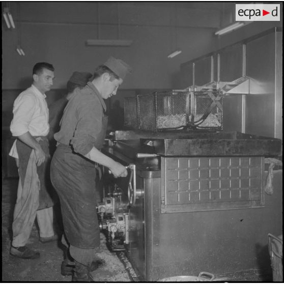 Air de France. Ecole militaire annexe des Transmissions d'Afrique du Nord (EMAT/AFN). Les cuisines.