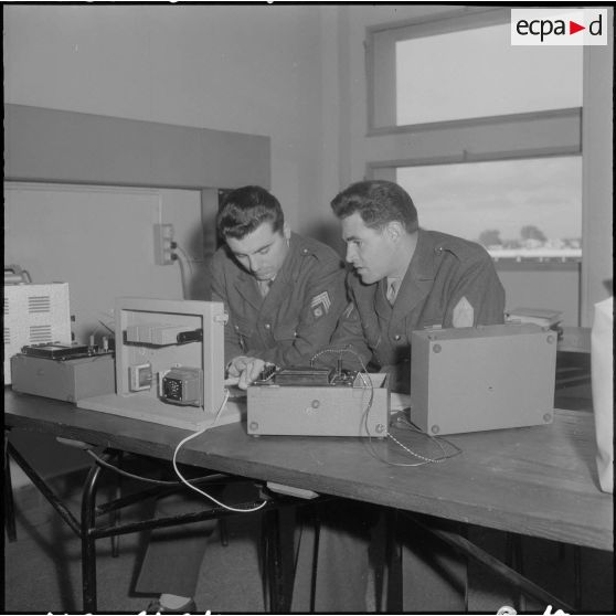Air de France. Ecole militaire annexe des Transmissions d'Afrique du Nord (EMAT/AFN). Cours de dépannage radio.