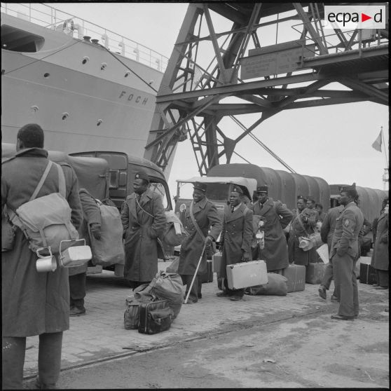 Port d'Alger. Départ des Africains sur le porte-avion Foch. Un par un, les africains passent se faire pointer avant l'embarquement.