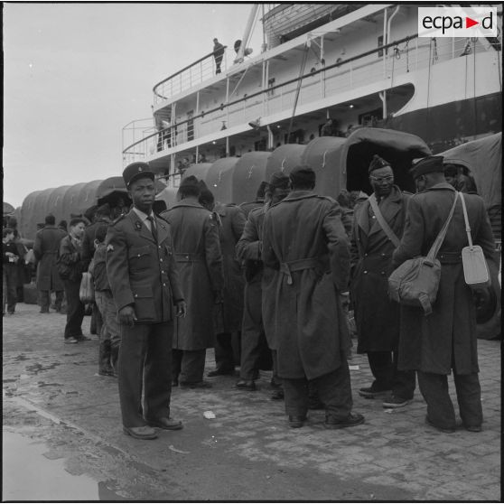 Port d'Alger. Départ des Africains sur le porte-avion Foch. Derniers préparatifs avant le pointage.