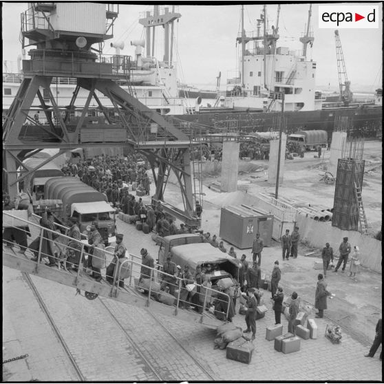 Port d'Alger. Départ des Africains sur le porte-avion Foch. Le pointage terminé, ils grimpent heureux la passerelle.