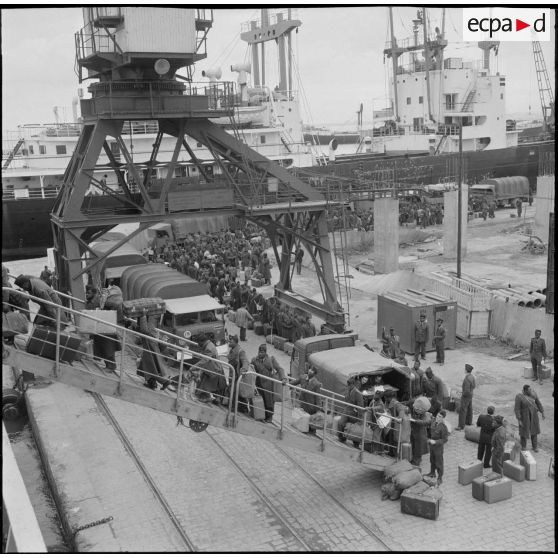 Port d'Alger. Embarquement des Africains sur le porte-avion Foch.