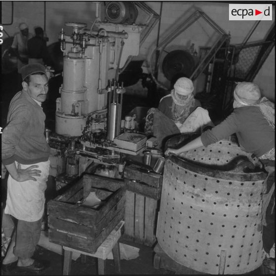 Relizane. Confiturerie Escla. Machine à sertir les boîtes de confiture.