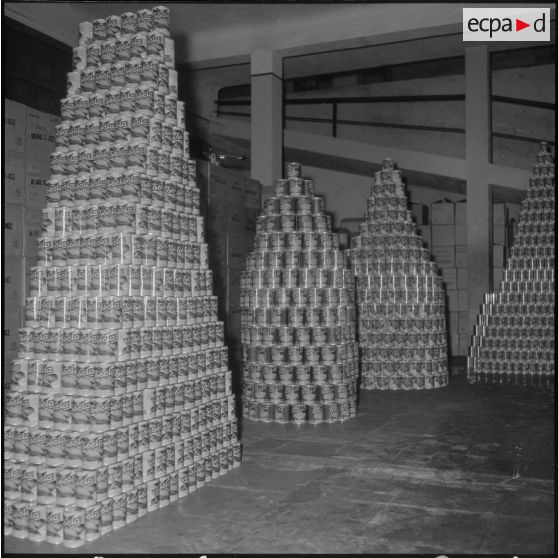 Relizane. Confiturerie Escla. Pyramides de boîtes de confiture.