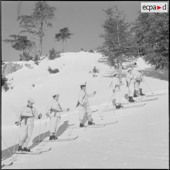 Tikjda. 22e bataillon de chasseurs alpins (BCA). Elèves sous-officier en patrouille à ski.
