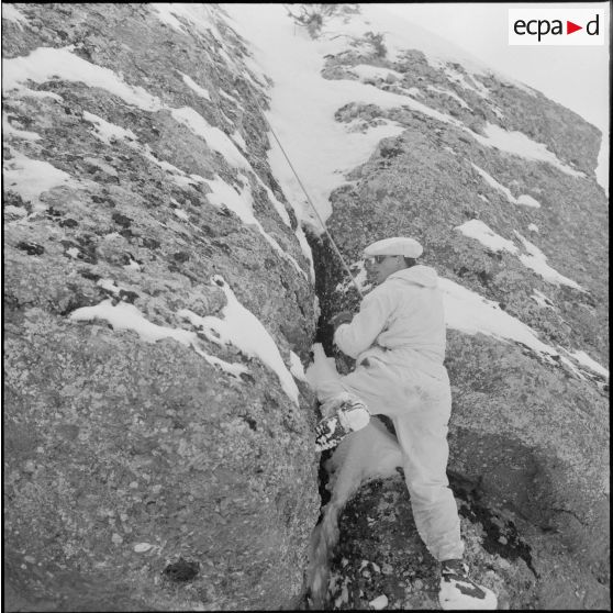 Tikjda. 22e bataillon de chasseurs alpins (BCA). Elève sous-officier en cours d'escalade.