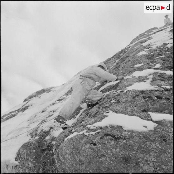 Tikjda. 22e bataillon de chasseurs alpins (BCA). Elève sous-officier en cours d'escalade.