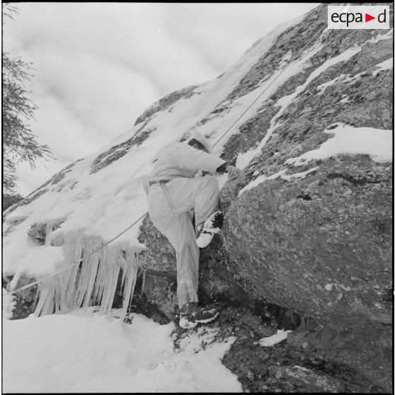 Tikjda. 22e bataillon de chasseurs alpins (BCA). Elève sous-officier en cours d'escalade.