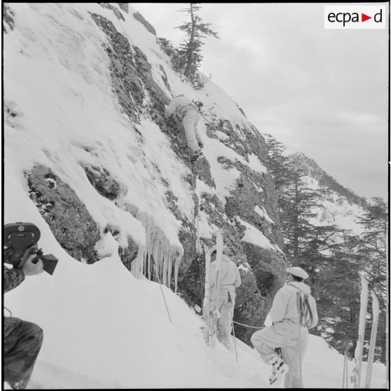 Tikjda. 22e bataillon de chasseurs alpins (BCA). Elèves sous-officier en cours d'escalade.