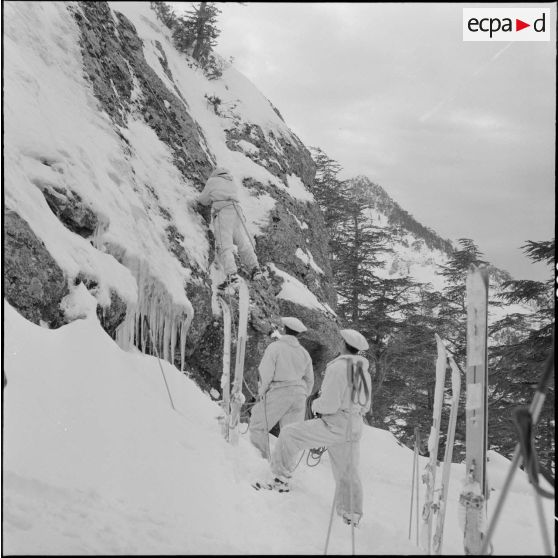 Tikjda. 22e bataillon de chasseurs alpins (BCA). Elèves sous-officier en cours d'escalade.