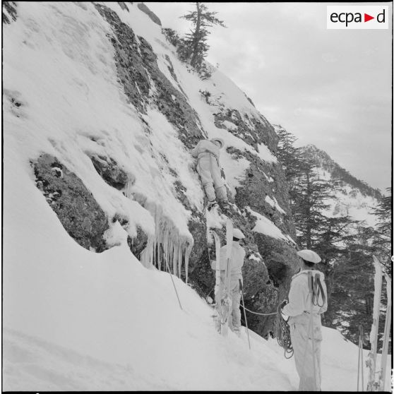 Tikjda. 22e bataillon de chasseurs alpins (BCA). Elèves sous-officier en cours d'escalade.