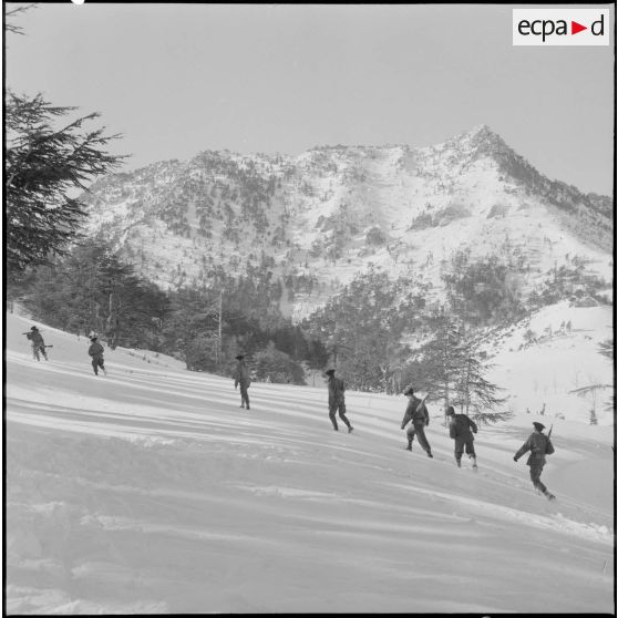 Tikjda. 22e bataillon de chasseurs alpins (BCA). Elèves sous-officier en patrouille.