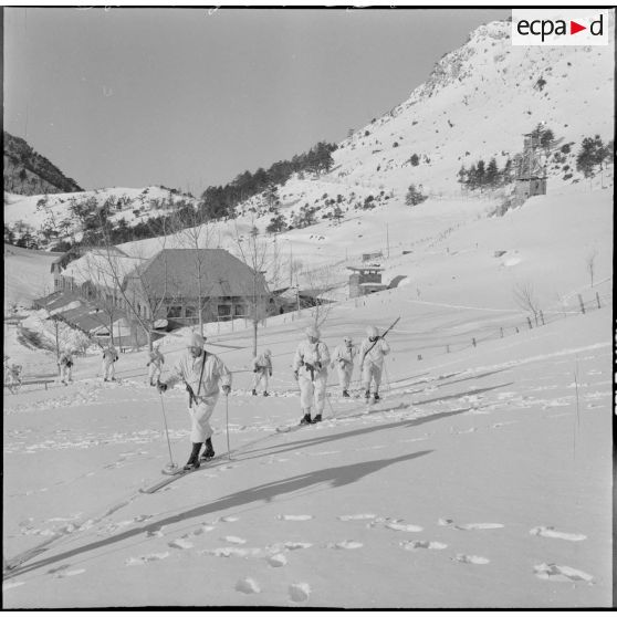 Tikjda. 22e bataillon de chasseurs alpins (BCA). Départ du poste d'une patrouille.