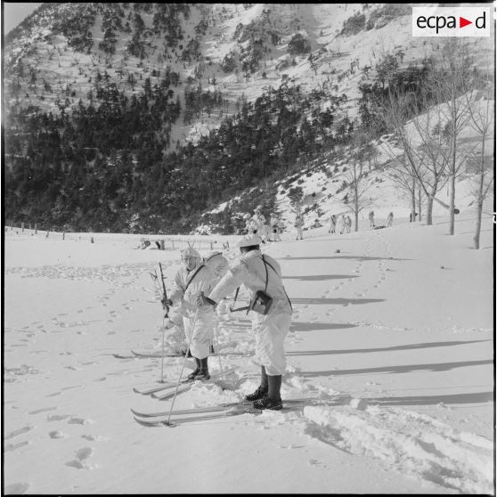 Tikjda. 22e bataillon de chasseurs alpins (BCA). Départ du poste d'une patrouille.
