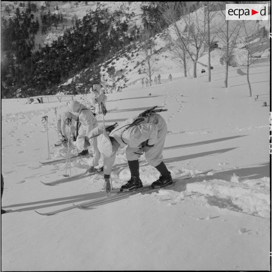 Tikjda. 22e bataillon de chasseurs alpins (BCA). Départ du poste d'une patrouille.