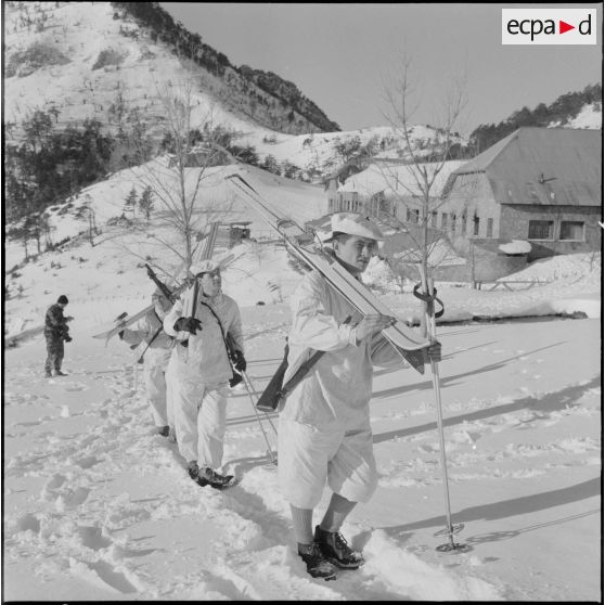 Tikjda. 22e bataillon de chasseurs alpins (BCA). Départ du poste d'une patrouille.