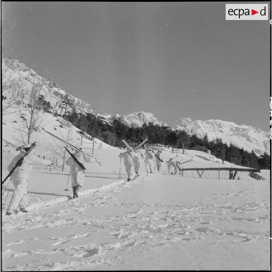 Tikjda. 22e bataillon de chasseurs alpins (BCA). Départ du poste d'une patrouille.