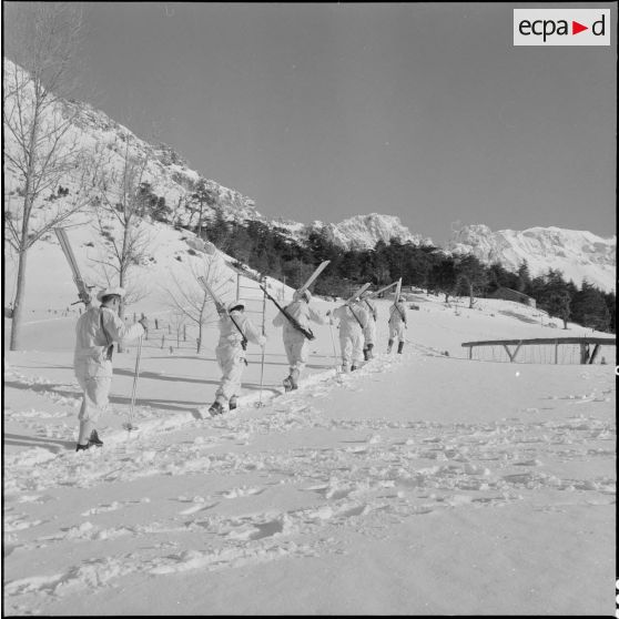 Tikjda. 22e bataillon de chasseurs alpins (BCA). Départ du poste d'une patrouille.