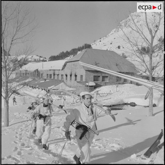 Tikjda. 22e bataillon de chasseurs alpins (BCA). Départ d'une patrouille.