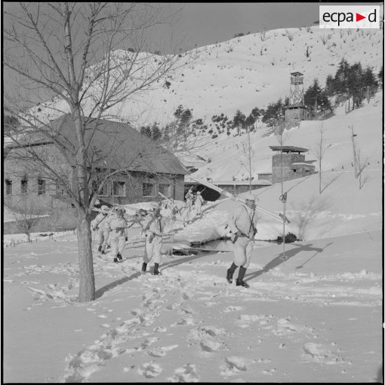 Tikjda. 22e bataillon de chasseurs alpins (BCA). Départ du poste d'une patrouille.