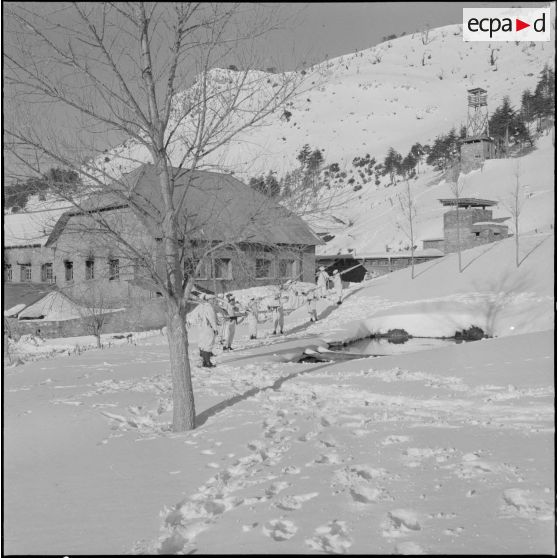 Tikjda. 22e bataillon de chasseurs alpins (BCA). Départ du poste d'une patrouille.