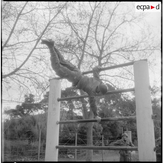 Cherchell. Formation des élèves officiers de réserve (EOR). Parcours du combattant. Passage des obstacles.