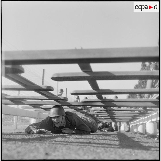 Cherchell. Formation des élèves officiers de réserve (EOR). Parcours du combattant. Passage des obstacles.