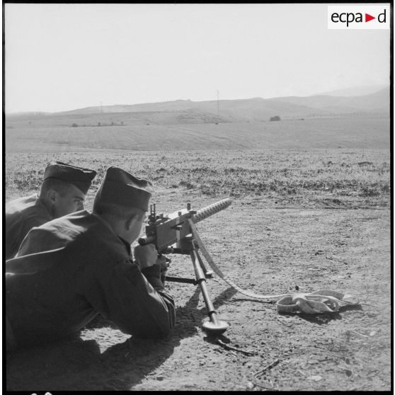 Cherchell. Formation des élèves officiers de réserve (EOR). Tir à la mitrailleuse de 30.
