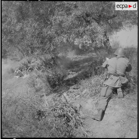 Cherchell. Formation des élèves officiers de réserve (EOR). Exercice de tir instinctif.