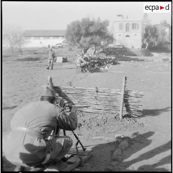 Cherchell. Formation des élèves officiers de réserve (EOR). Tir réduit au mortier.