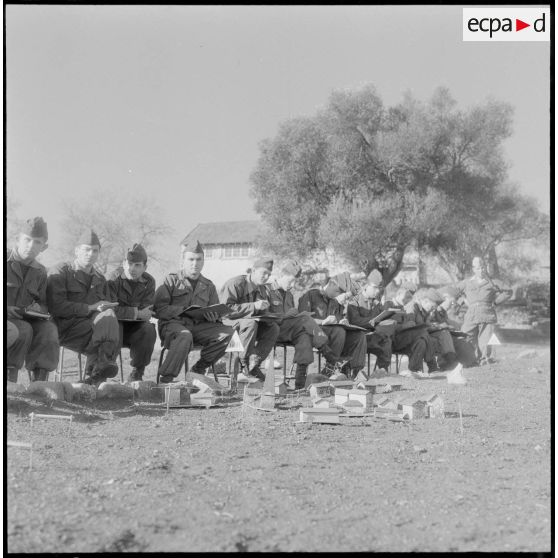 Cherchell. Formation des élèves officiers de réserve (EOR). Cours en plein air.