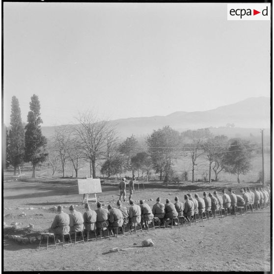 Cherchell. Formation des élèves officiers de réserve (EOR). Cours en plein air. Au fond Le Chenoy.