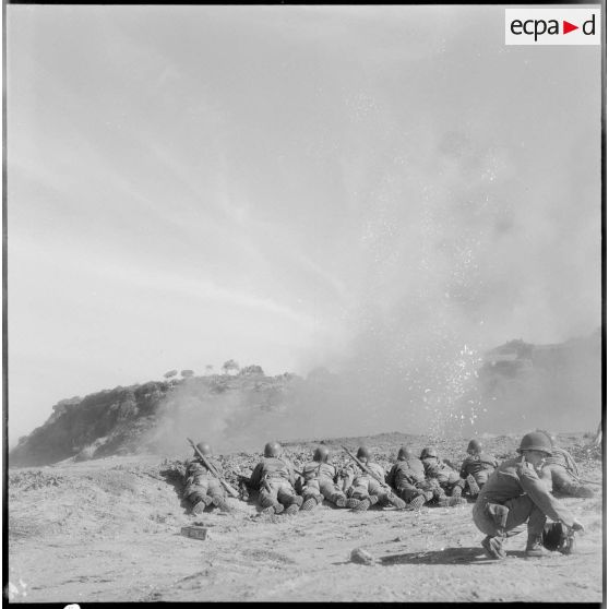 Cherchell. Formation des élèves officiers de réserve (EOR). Cours d'application de Génie : utilisation des explosifs.